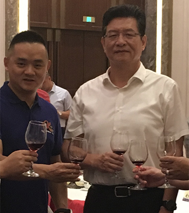 与柳州市委郑俊康书记亲切合影