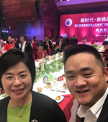 与温州市委常委、统战部施艾珠部长亲切合影